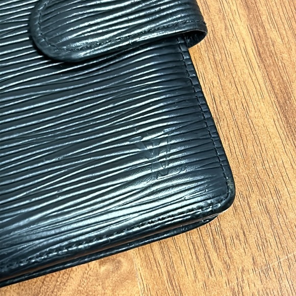 Authentic Louis Vuitton Epi Leather Bifold Wallet with Snap Closure - Picture 3 of 16